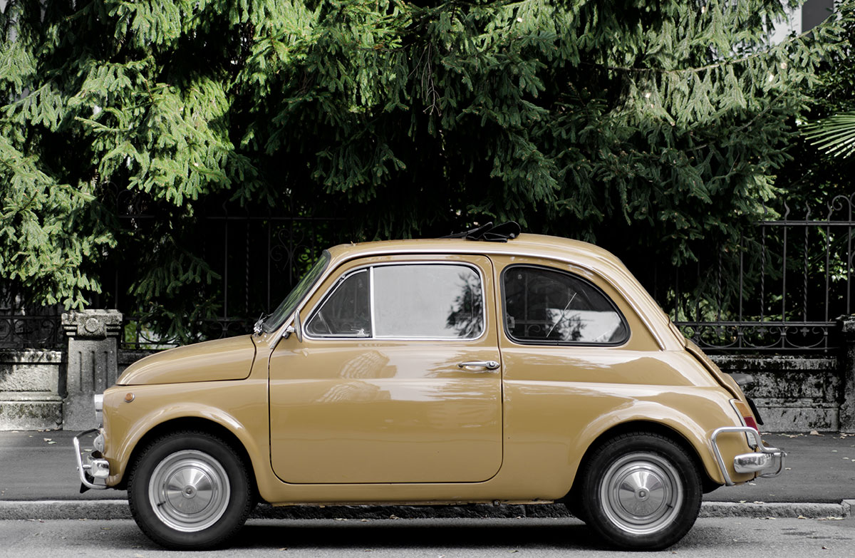 Auto ferma nelle vie di Roma